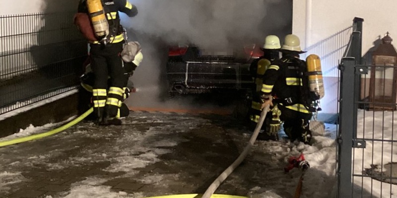 FW-M: Fahrzeug brennt in Garage (Perlach) - Foto: presseportal.de