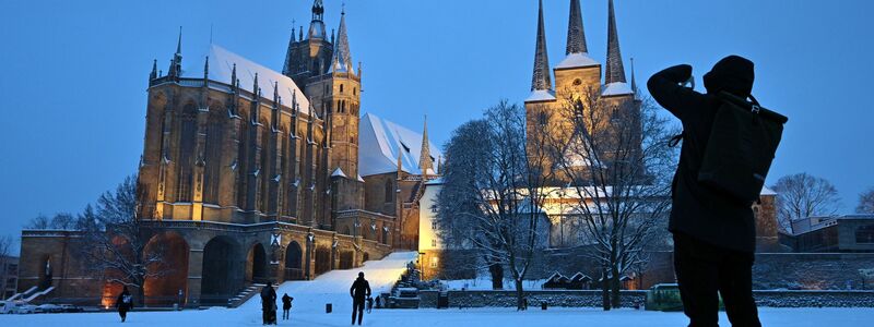 Winterliches Fotomotiv: Schnee auf dem Domplatz vor dem Mariendom und der Severikirche in Erfurt. - Foto: Martin Schutt/dpa