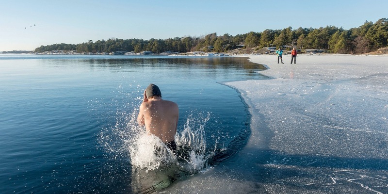 Endorphin-Kick Winterbaden: Darauf sollten Sie achten / Baden im winterlichen See gewinnt zunehmend Fans. Doch die Risiken sollten nicht unterschätzt werden, so das HausArzt-PatientenMagazin - Foto: presseportal.de