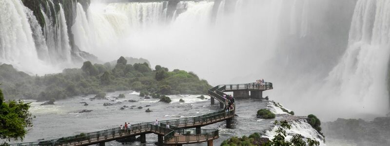 Die Iguazu-Wasserfälle an der Grenze zwischen Brasilien und Argentinien. Sie sind eines der gigantischsten Naturwunder der Welt. - Foto: Wang Tiancong/XinHua/dpa