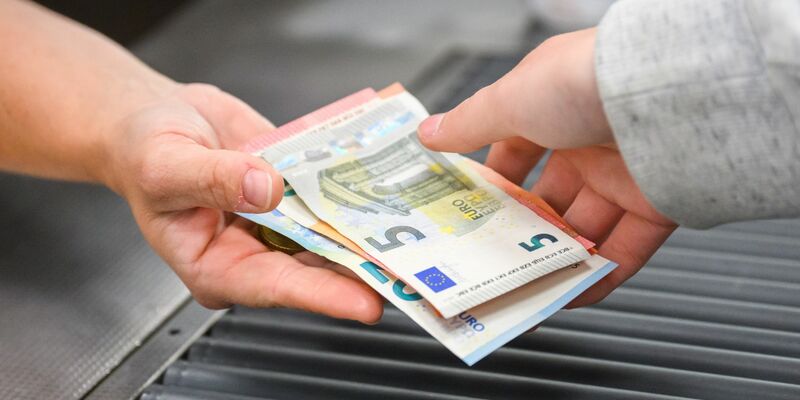 Konsum-Zurückhaltung, hohe Zinsen und Preissteigerungen tragen laut Ifo-Institut zur schwachen Konjunktur in Deutschland bei. - Foto: Julian Stratenschulte/dpa