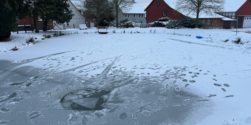 POL-GÖ: (25/2024) Fußspuren und Loch im Eis auf Teich in Gittelde - Polizei Osterode bittet um Hinweise! - Foto: presseportal.de