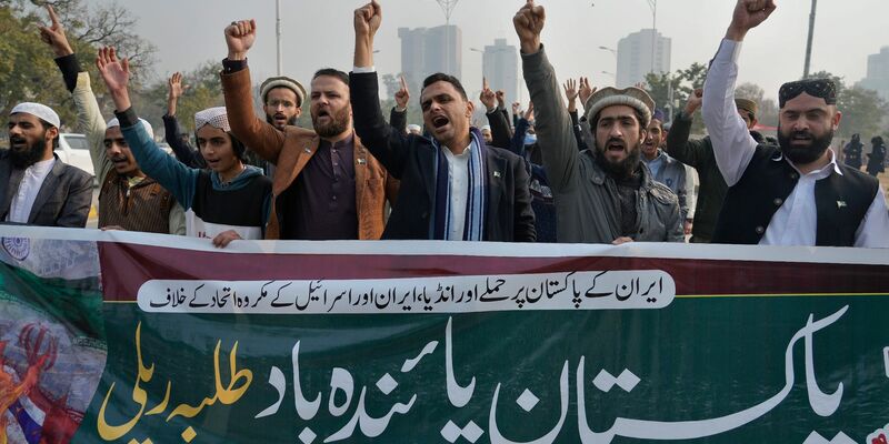 Mitglieder des muslimischen Studentenverbands Talba Mahaz Pakistan während einer Demonstration in Islamabad zur Verurteilung des iranischen Angriffs. - Foto: Anjum Naveed/AP/dpa