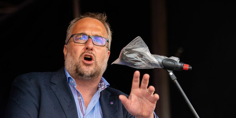 Carsten Burckhardt ist Vorstandsmitglied der IG Bau und setzt sich für höhere Löhne ein. - Foto: Lino Mirgeler/dpa