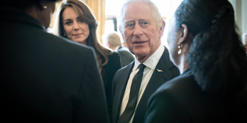 König Charles III. muss im Krankenhaus behandelt werden. Auch Prinzessin Kate fällt monatelang aus (Archivbild). - Foto: Stefan Rousseau/PA Wire/dpa
