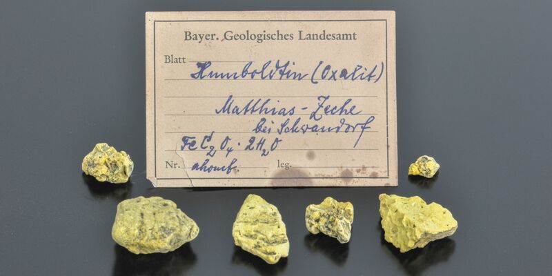 Das seltene Mineral Humboldtin besteht aus Kohlenstoff und Wasser und enthält gleichzeitig auch Eisen. - Foto: Kemner/LfU/dpa