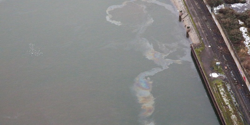 POL-DU: Neuss: Gewässerverunreinigung im Neusser Hafen - Verursacher ermittelt - Foto: presseportal.de