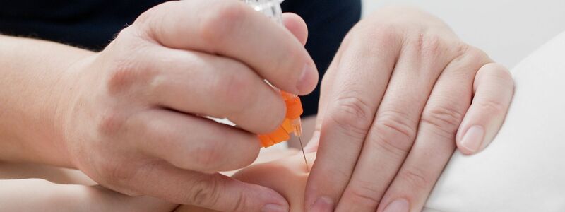 Ein Kinderarzt impft ein Kind: Säuglinge sollten ab sofort eine Impfung gegen Meningokokken B erhalten. - Foto: Julian Stratenschulte/dpa