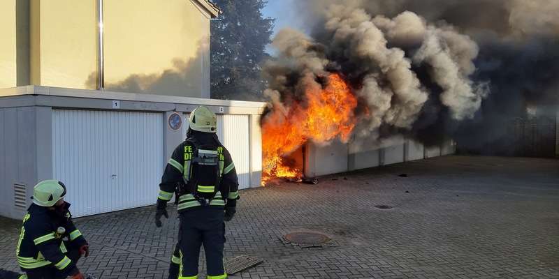 FW Dinslaken: Garagenbrand - Foto: presseportal.de