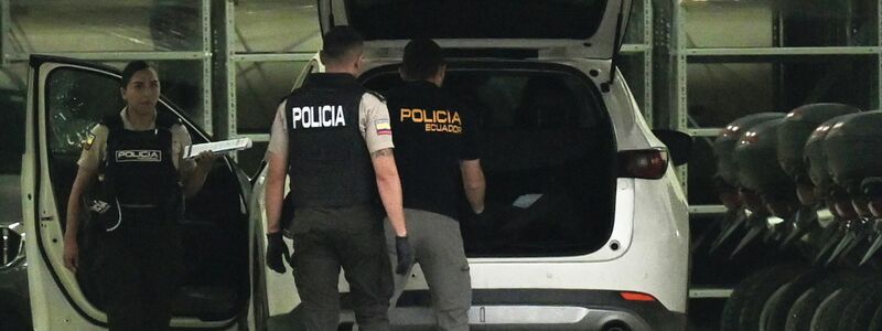 Polizisten in Schutzwesten untersuchen das Auto des erschossenen Staatsanwalts César Suárez. - Foto: dpa