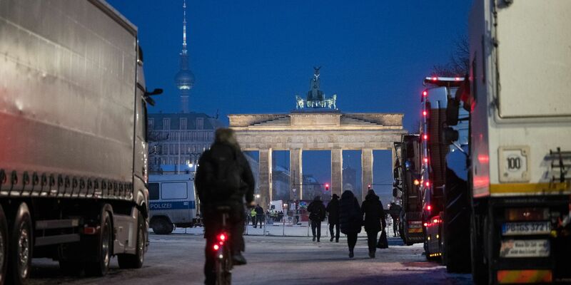Der Bundesverband Logistik & Verkehr pro (BLV-pro) hatte zu einer Sternfahrt des Güterkraftverkehrs nach Berlin aufgerufen - und Hunderte kamen. - Foto: Sebastian Gollnow/dpa