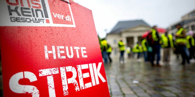 Verdi-Mitglieder versammeln sich bei einem Warnstreik in Oldenburg. Nach Einschätzung eines Experten stehen Deutschland «konfliktreiche Tarifverhandlungen» bevor. - Foto: Sina Schuldt/dpa
