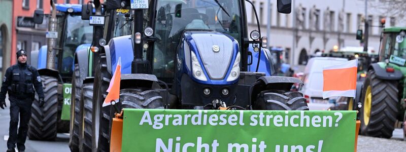 Traktoren blockieren eine Straße in Erfurt. Schon bald könnte es neue Bauernproteste geben. - Foto: Martin Schutt/dpa