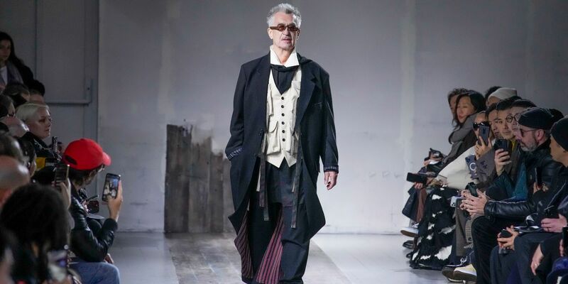 Lässige Eleganz: Wim Wenders auf dem Catwalk. - Foto: Christophe Ena/AP