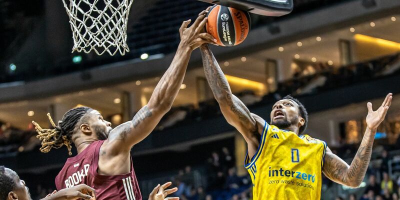 Bayerns Devin Booker versucht Berlins Sterling Brown (r) zu blocken. - Foto: Andreas Gora/dpa
