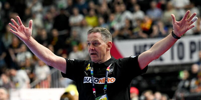 Bundestrainer Alfred Gislason trifft mit seinem Team nun auf Ungarn. - Foto: Federico Gambarini/dpa