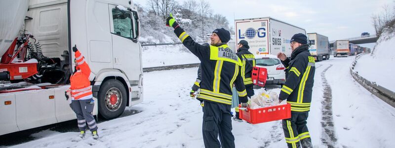 Zahlreiche Lastwagen haben die A5 in Osthessen wegen Schnee und Eis blockiert. - Foto: Stefan Weber/Fuldamedia/dpa