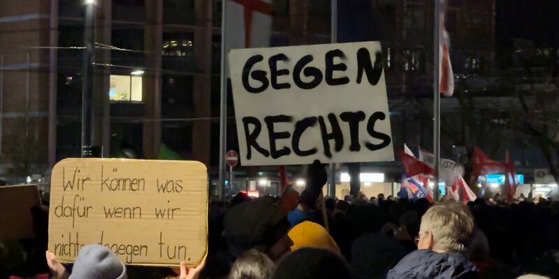 Nach Bekanntwerden des Treffens extremer Rechter in Potsdam gehen deutschlandweit Menschen auf die Straße - in Potsdam wollen auch die Behörden aktiv werden. - Foto: Valentin Gensch/dpa