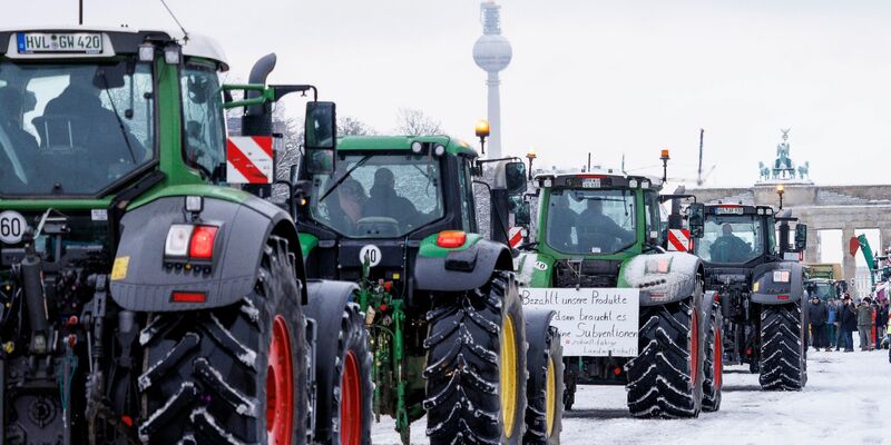 Bauernprotest: Zahlreiche Traktoren stehen am 16. Januar auf der Straße des 17. Juni in Berlin. - Foto: Carsten Koall/dpa