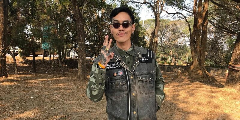 Der politische Aktivist Mongkhon Thirakot mit dem pro-demokratischen Geste: der Drei-Finger-Gruß. - Foto: Thai Lawyers for Human Rights/AP/dpa