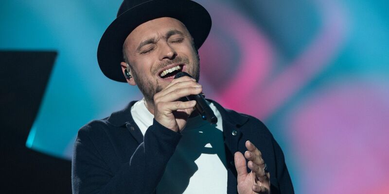 Der deutsche Sänger Max Mutzke kämpft beim deutschen ESC-Vorentscheid um den Startplatz beim Eurovision Song Contest 2024. - Foto: Hendrik Schmidt/dpa-Zentralbild/dpa