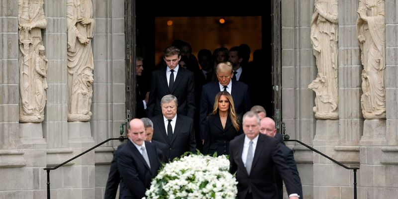 Melania Trump (Mitte r.) und ihr Vater Viktor Knavs sowie Donald Trump (hinten r.) neben Sohn Barron trauern um die Mutter der ehemaligen First Lady, Amalija Knavs. - Foto: Rebecca Blackwell/AP/dpa