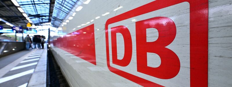 Seit Anfang November stecken die Deutsche Bahn und die GDL in einem Tarifkonflikt. - Foto: Martin Schutt/dpa