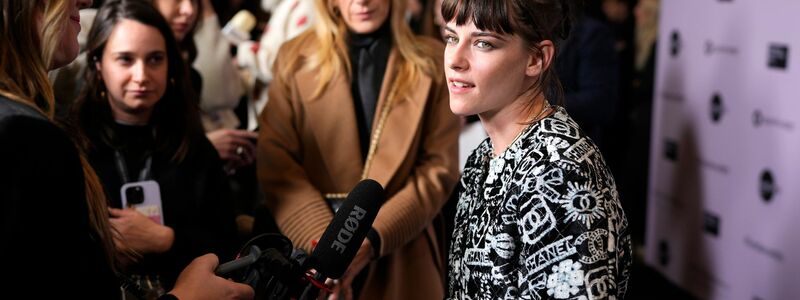 Kristen Stewart wird bei der Eröffnungsgala des Sundance Film Festivals interviewt. - Foto: Charles Sykes/Invision/AP/dpa