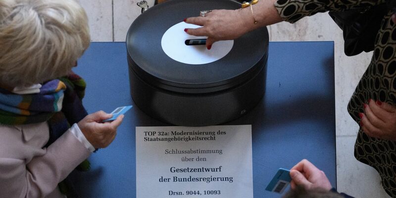 Stimmenabgabe über den Gesetzentwurf der Bundesregierung zur Modernisierung des Staatsangehörigkeitsrechts. - Foto: Bernd von Jutrczenka/dpa