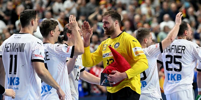 Deutschlands Torwart Andreas Wolff ist sehr zufrieden mit der Leistung seines Teams. - Foto: Federico Gambarini/dpa