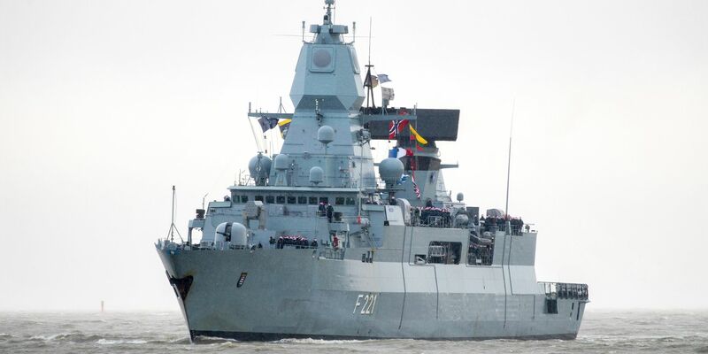 Das 143 Meter lange Schiff wurde speziell für den Geleitschutz und die Seeraumkontrolle konzipiert. - Foto: Hauke-Christian Dittrich/dpa