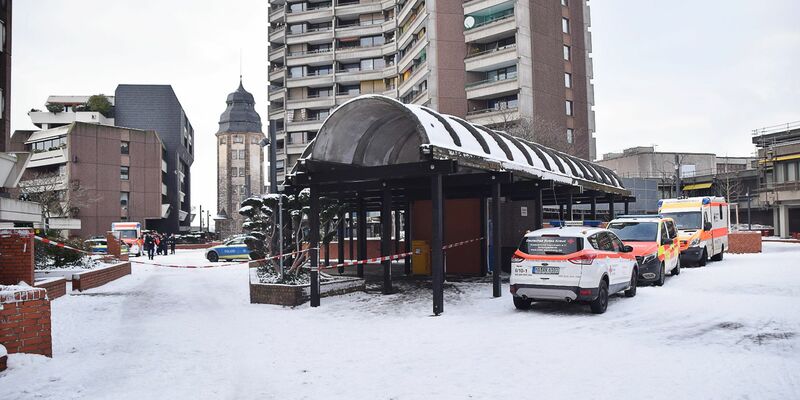Einsatzkräfte von Polizei und Rettungsdienst stehen vor einem Wohnhochhaus in Mannheim. - Foto: Rene Priebe/dpa