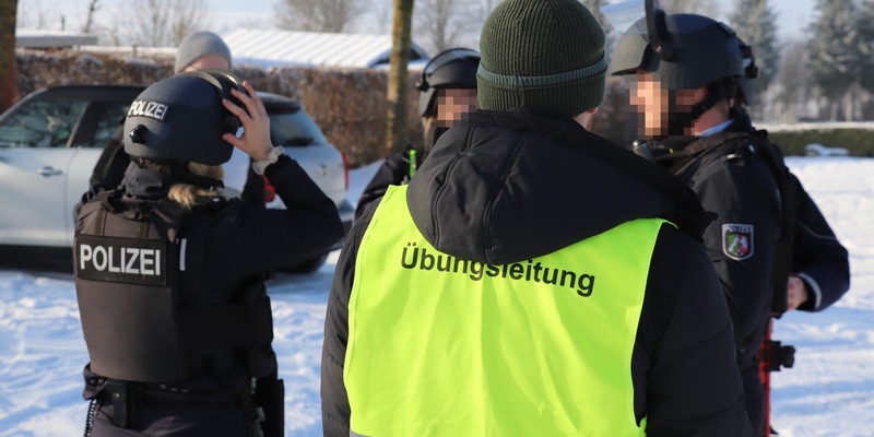 POL-HX: Groß-Übung der Polizei in Brakel: Einsatzkräfte überwältigen vermeintlichen Angreifer - Foto: presseportal.de