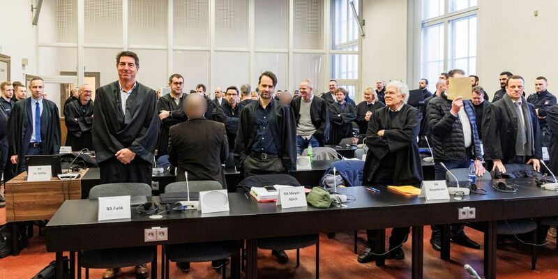 Die Angeklagten und ihre Verteidiger vor der Urteilsverkündung. - Foto: Markus Scholz/dpa