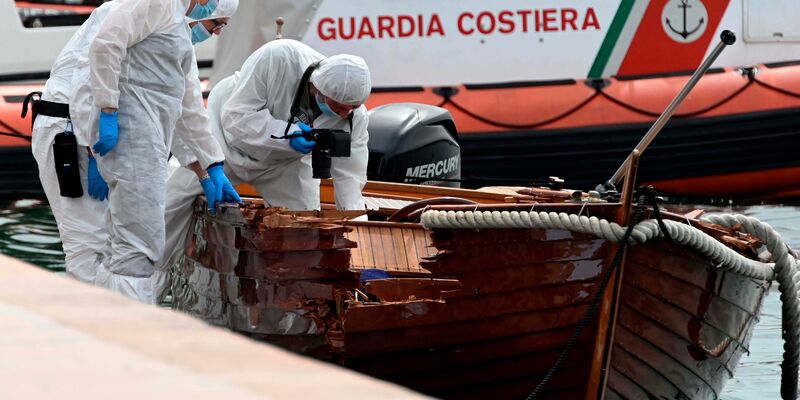 Italienische Forensiker begutachten den Schaden an dem Holzboot. - Foto: Gabriele Strada/AP/dpa