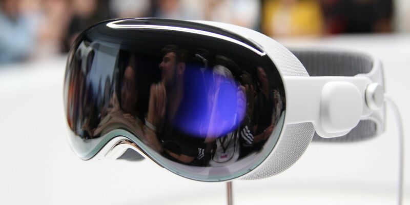 Der Digitalverband Bitkom erwartet, dass die Computerbrille Apple Vision Pro die Nutzung des Metaverse in Unternehmen vorantreibt (Archivbild). - Foto: Christoph Dernbach/dpa