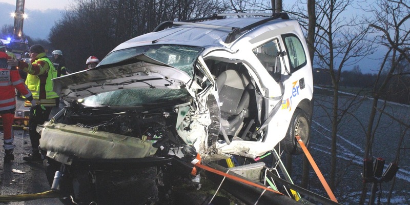 POL-MI: Autos stoßen auf Bundesstraße frontal zusammen - Foto: presseportal.de
