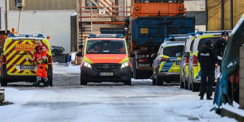 Die Polizei ist mit einem größeren Aufgebot vor Ort. - Foto: Alex Talash/dpa