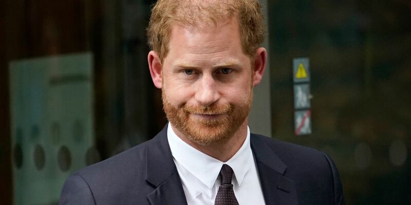 Nach dem Rückzug der Klage ist Prinz Harry dennoch in vier weitere Fälle am Londoner High Court verwickelt. - Foto: Alberto Pezzali/AP