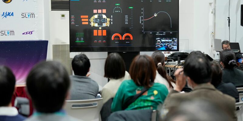 Journalisten verfolgen die Live-Übertragung der Mondlandung des Landers «SLIM» (Smart Lander for Investigating Moon). - Foto: Eugene Hoshiko/AP/dpa
