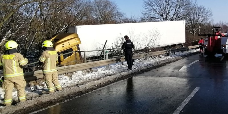 FW Pulheim: B59 - LKW-Unfall endet im Pulheimer Bach - Foto: presseportal.de