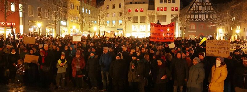 Auch in Jena folgten viele Menschen dem Aufruf zur Teilnahme an einer Demonstration gegen Rechtsextremismus. - Foto: Bodo Schackow/dpa