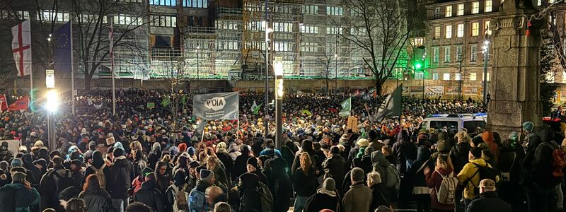 Einige Tausend Menschen kamen bereits vor wenigen Tagen in Freiburg auf dem Platz der alten Synagoge zusammen. - Foto: Valentin Gensch/dpa