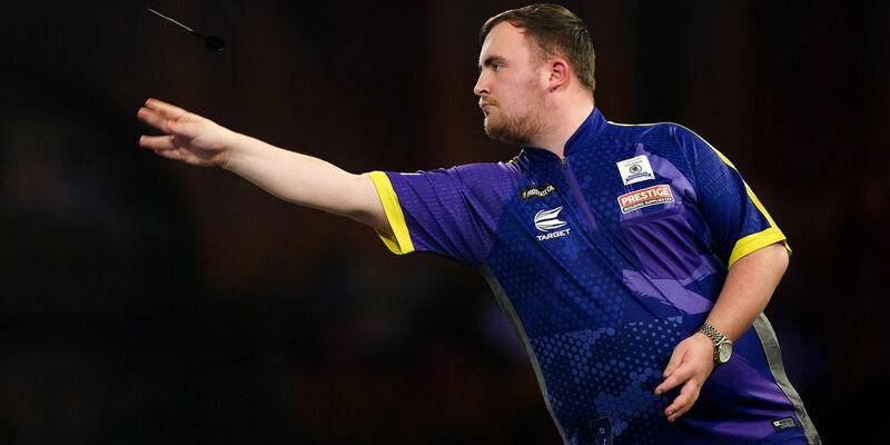 Spielte im Viertelfinale der Bahrain Masters einen Neun-Darter: Luke Littler. - Foto: Zac Goodwin/PA Wire/dpa/Archivbild