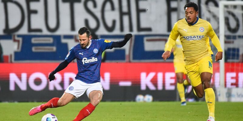 Steven Skrzybski (l) traf aus knapp 60 Metern zum 1:0 für die Kieler. Danach drehte Braunschweig jedoch das Spiel. - Foto: Gregor Fischer/dpa
