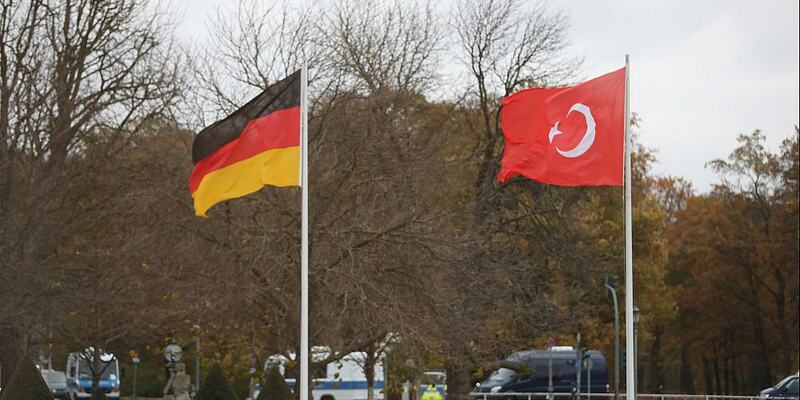 Fahnen von Deutschland und der Türkei (Archiv) - Foto: über dts Nachrichtenagentur