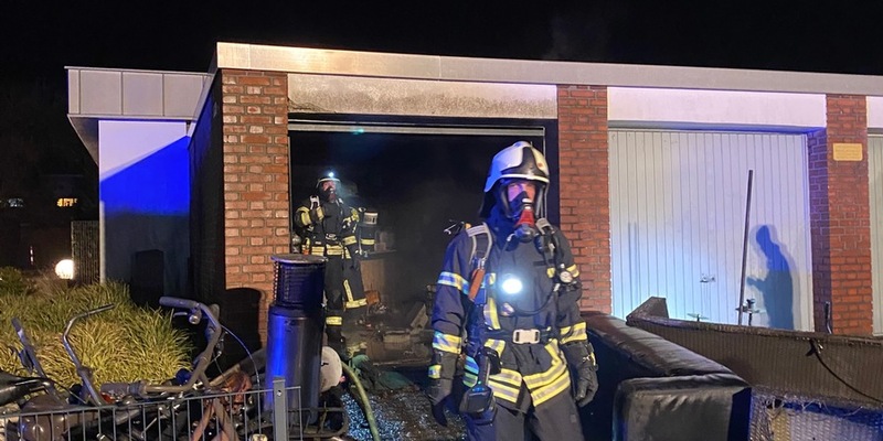 FW Dinslaken: Garagenbrand - Foto: presseportal.de