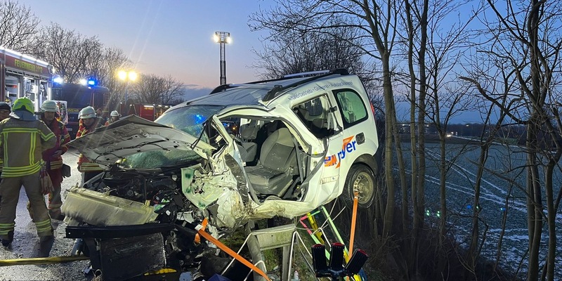 FW Minden: Verkehrsunfall B482, mehrere beteiligte Fahrzeuge, 2 Schwerverletzte - Foto: presseportal.de