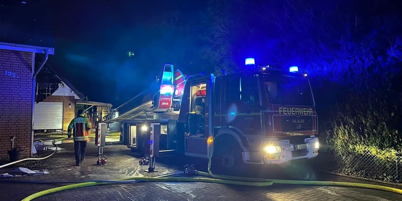 FW Minden: 1 Verletzter Feuerwehrmann bei Löscharbeiten an der Lübbecker Str. in Minden Dützen - Foto: presseportal.de