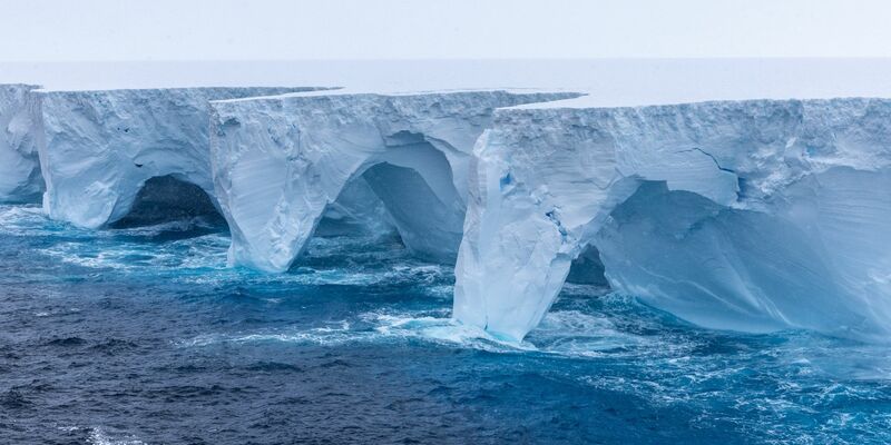 Der Eisberg A23a treibt derzeit von der Antarktis weg durch den Ozean. - Foto: Richard Sidey/Eyos Expeditions/dpa